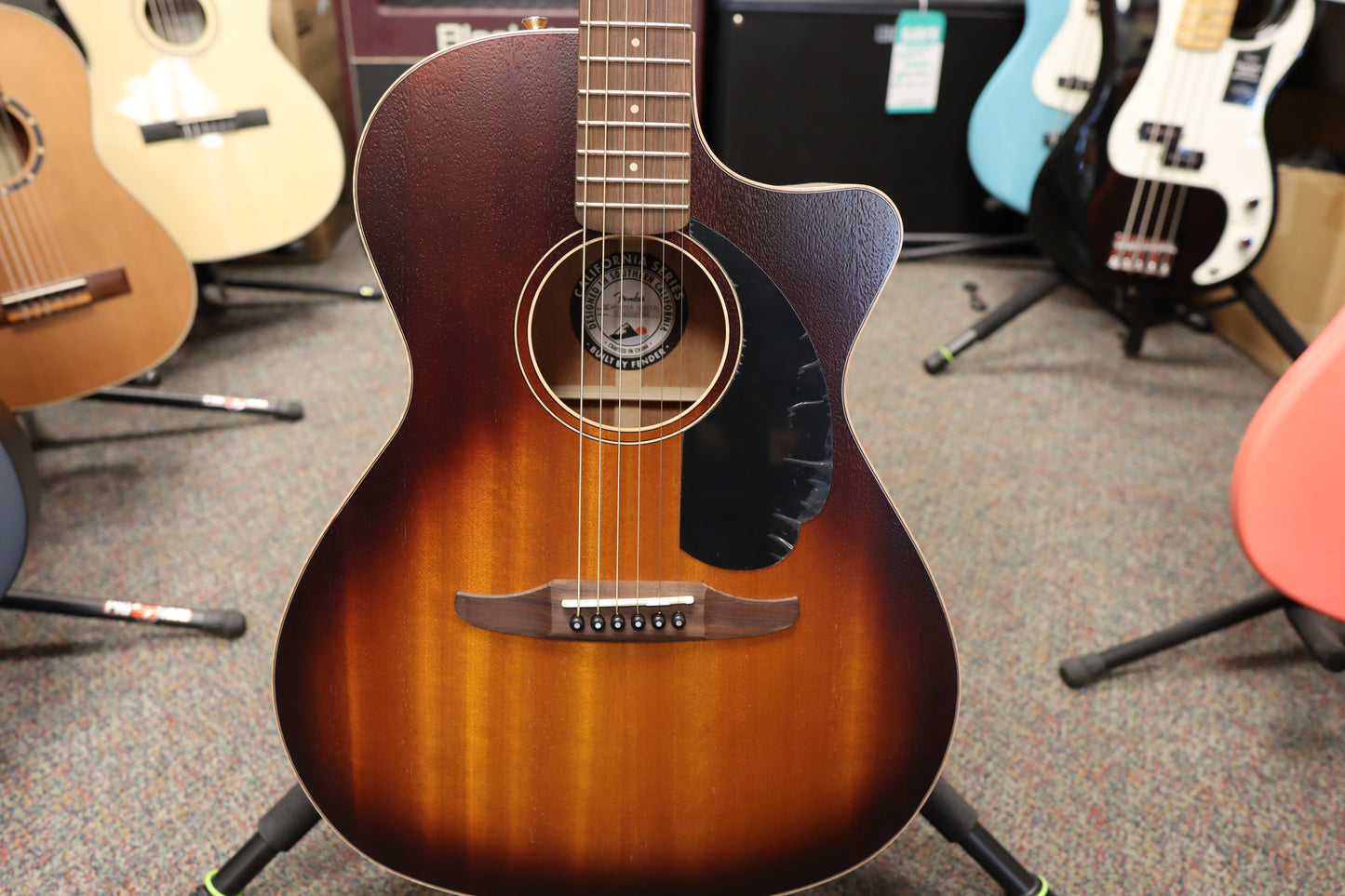 Fender Newporter Special, Pau Ferro Fingerboard, Black Pickguard, Honey Burst