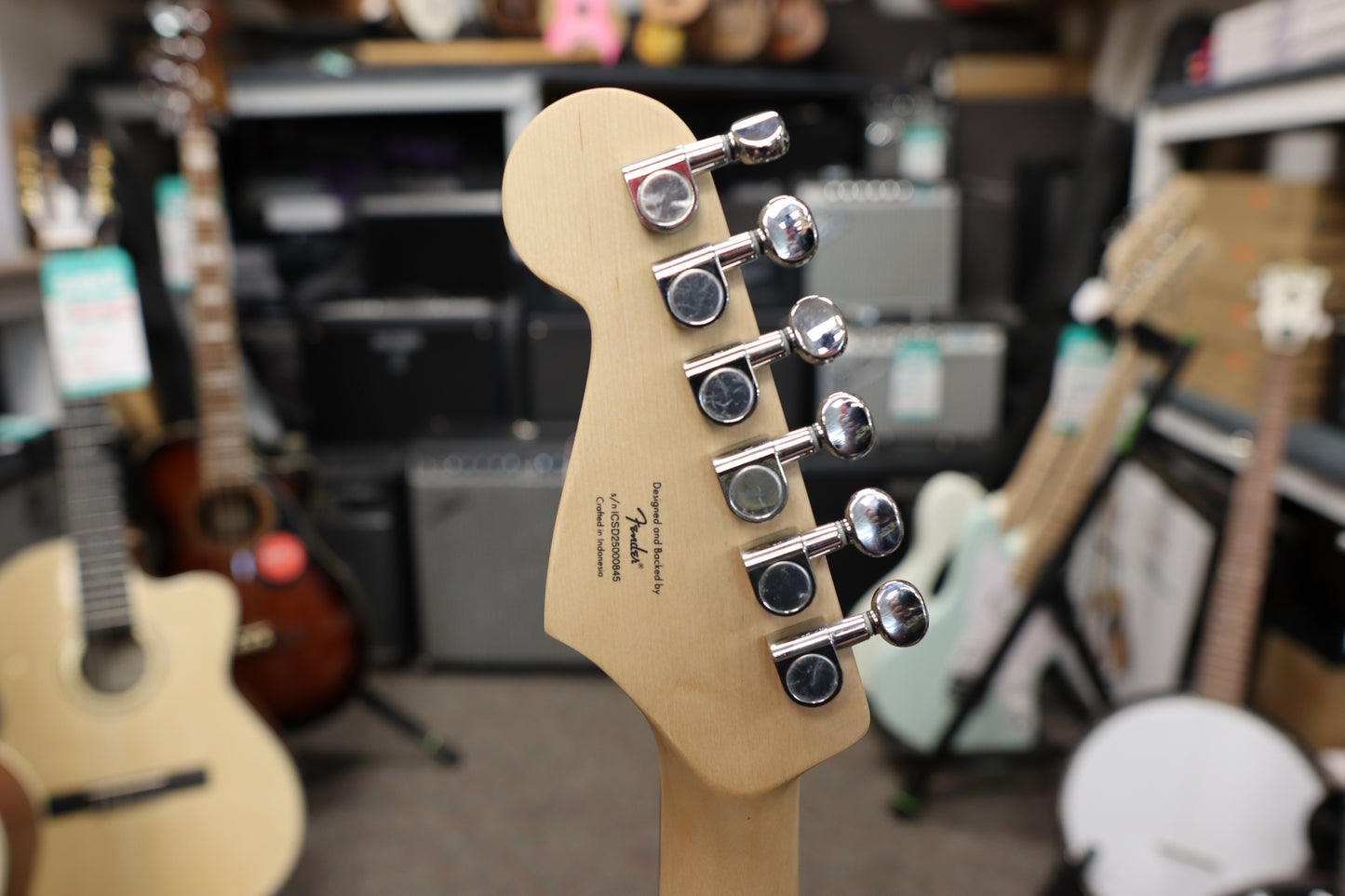 Squier Mini Stratocaster®, Laurel Fingerboard, White Pickguard, Shell Pink