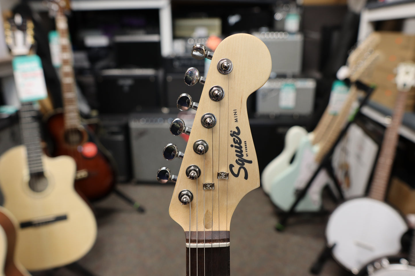 Squier Mini Stratocaster®, Laurel Fingerboard, White Pickguard, Shell Pink